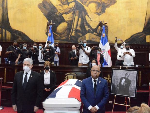 Eduardo Estrella, junto al presidente de la Cámara de Diputados, Alfredo Pacheco, Rafaela Alburquerque y Olfanny Méndez, encabezaron la primera guardia de honor.