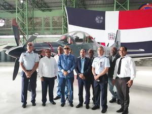 Efemérides Patrias dona libros al colegio de la Fuerza Aérea de República Dominicana