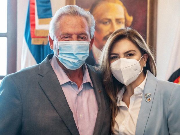 John Maxwell junto a Carolina Mejía.