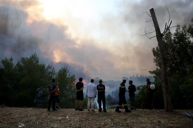 Evacúan tres suburbios de Atenas por un fuerte incendio