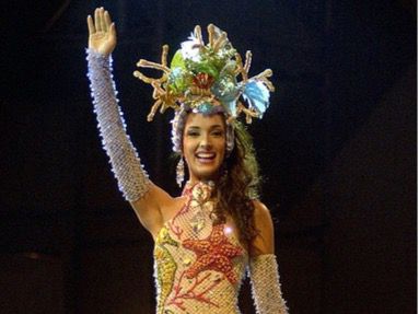 Amelia Vega ganadora del Miss Universo 2003 en su traje típico diseño exclusivo de Leonel Lirio.