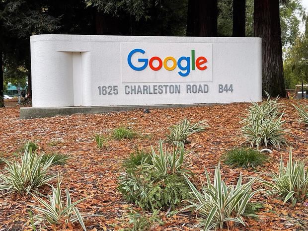 Vista del logo de Google, en la entrada de sus sede en Mountain View, California, en una fotografía de archivo.