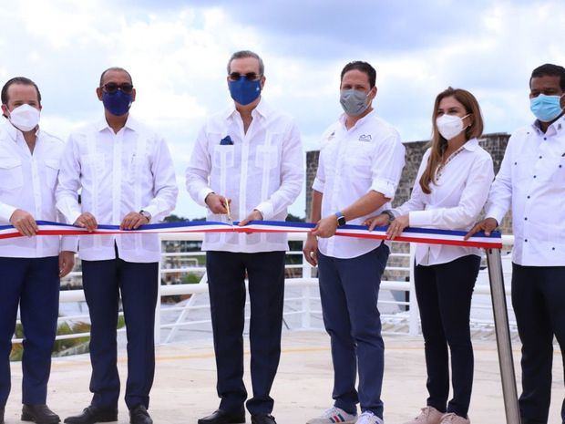 Presidente Abinader inaugura Parqueo Las Atarazanas.