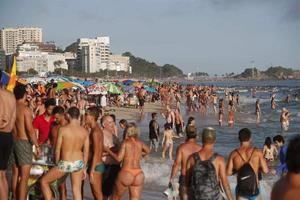 Turistas atiborran playas de Río de Janeiro en vísperas de Año Nuevo