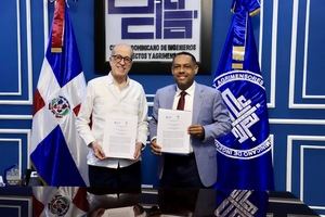 Max Puig vicepresidente ejecutivo del CNCCMC junto al presidente de la Junta Directiva Nacional del CODIA, Enrique Rosario García.