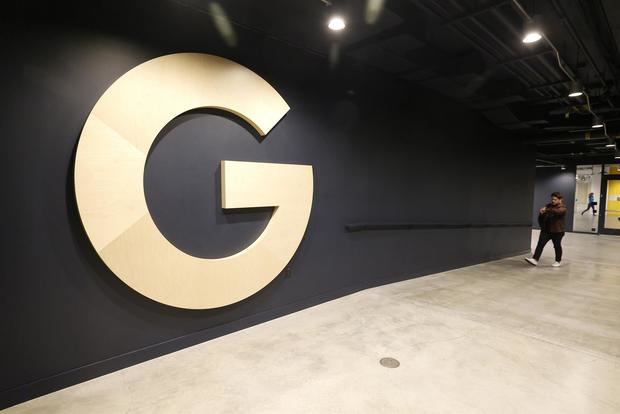 otografía de archivo, tomada el pasado 16 de mayo, en la que se registró un logo de Google, en el pasillo de una sus oficinas, en Mountain View, California, EE.UU.