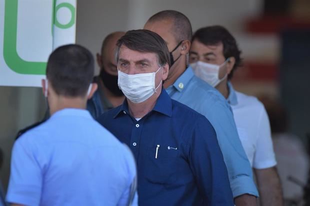 El presidente de Brasil, Jair Bolsonaro, sale este sábado de una tienda de motocicletas, en Brasilia (Brasil).