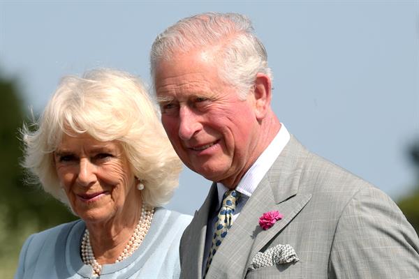 El Rey Carlos III de Inglarterra, junto a la reina consorte, Camilla.