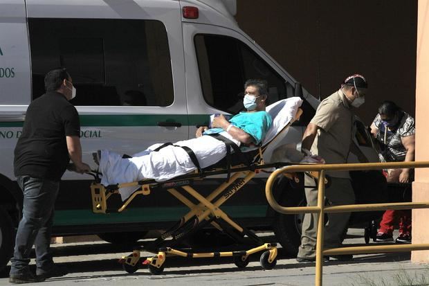 Paramédicos ingresan a un paciente con síntomas de covid-19 hoy al hospital General de Ciudad Juárez, estado de Chihuahua, México.