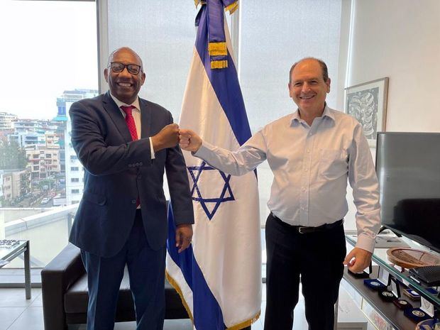 El maestro Editrudis Beltrán y al embajador israelí radicado en República Dominicana, Su Excelencia Daniel Biran Bayor.
