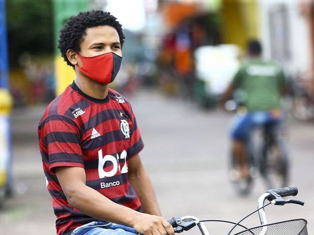 Un joven de Brasil durante la pandemia de COVID-19.