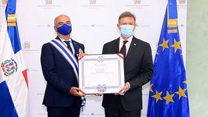Canciller Roberto Álvarez impone condecoración a embajador de la Unión Europea, Gianluca Grippa