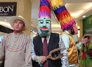 Integrantes del grupo de danza folclórica de Honduras fueron registrados este martes, durante el lanzamiento de la campaña turística 'Descúbreme, soy Honduras', en Tegucigalpa, Honduras.
