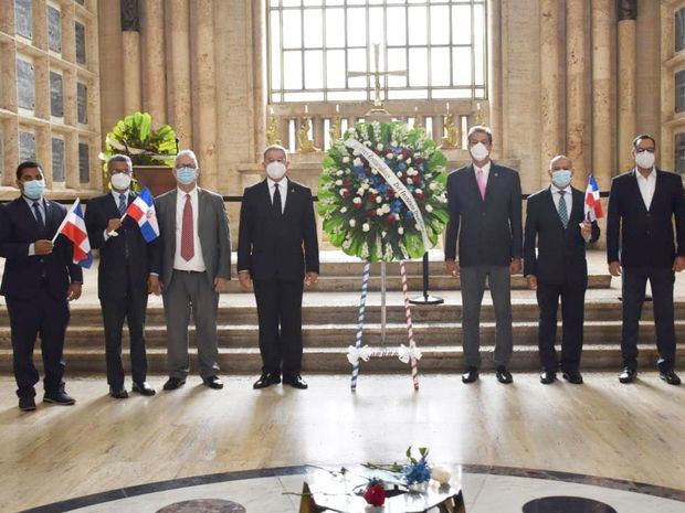 El presidente del Instituto Duartiano, doctor Wilson Gómez Ramírez, junto a otros directivos del organismo y representantes de varias entidades oficiales y privadas, en la ofrenda floral del 158 aniversario de la guerra de La Restauración de la Independencia Nacional.