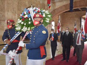 Miembros de las instituciones castrenses rinden honores militares.