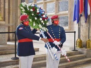 Un aspecto de la ofrenda floral en el Pateón Nacional.