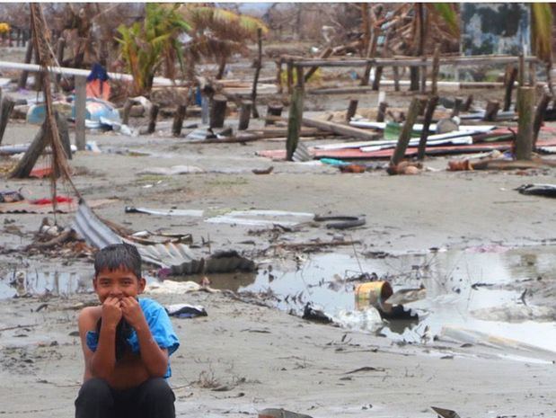 Kevin, de 7 años, regresó con su madre a su comunidad en Wawa Bar y sólo encontró los escombros de lo que fue su hogar. Las 475 familias que habitaban la comunidad se quedaron sin hogar y sin sustento tras el paso del huracán Iota en 2020.