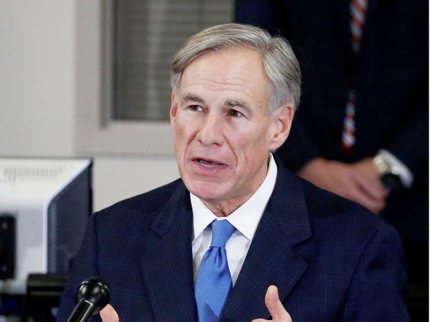 El gobernador de Texas, Greg Abbott, ofrece una conferencia de prensa para discutir nuevas medidas después de la primera muerte confirmada en Texas, en Arlington.