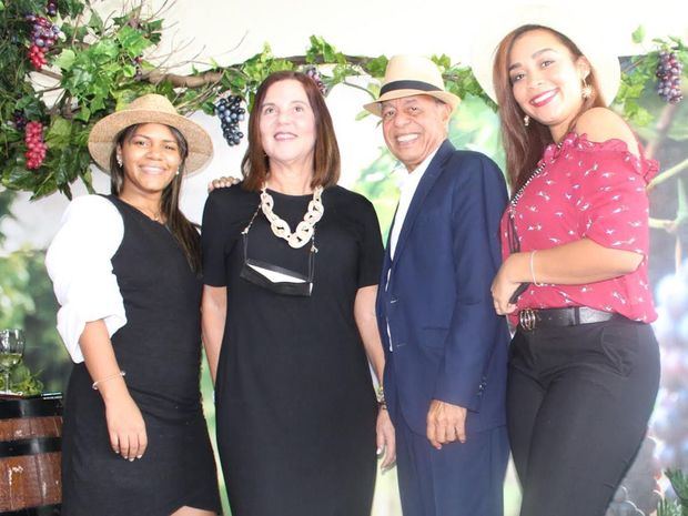 Natalia Villanueva, Sandra Contreras Bonetti, Dr. Ángel Pérez y Marian Martínez.