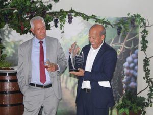 Dr. Ángel Pérez recibe placa en honor a trayectoria.