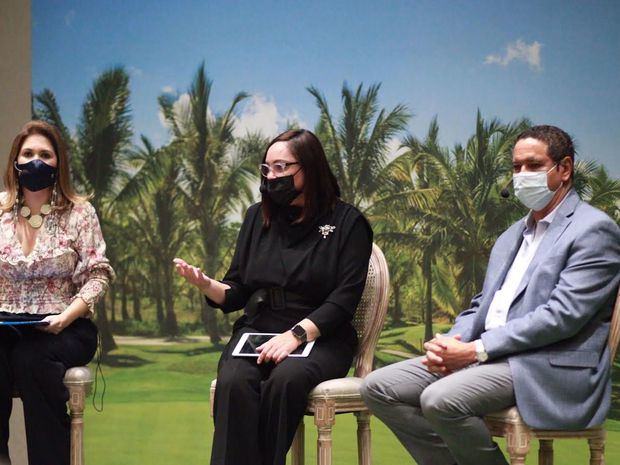 Odile Miniño Bogaert, vicepresidente ejecutiva de ADOEXPO; Elizabeth Mena, presidenta y José Mella, director, anuncian el evento deportivo.