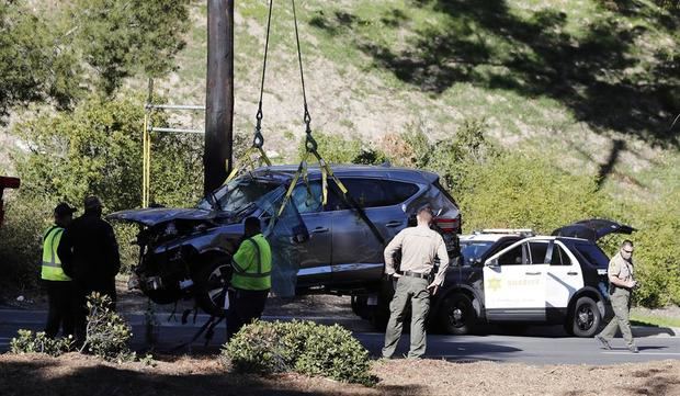 El hombre, que vive cerca del sitio en Rolling Hills Estates, donde ocurrió el accidente el 23 de febrero, dijo a la policía que escuchó el accidente y se dirigió hacía la camioneta y en su interior encontró inconsciente al tenista de 45 años.