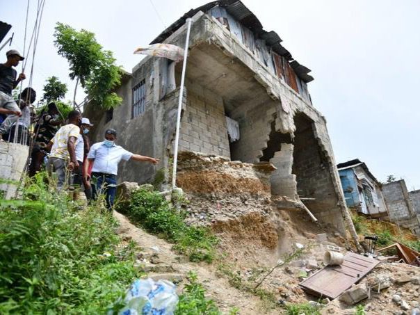 El derrumbe de una casa, ocurrido en la cañada Guajimía, en Santo Domingo Oeste deja un fallecido y su familia sin techo.