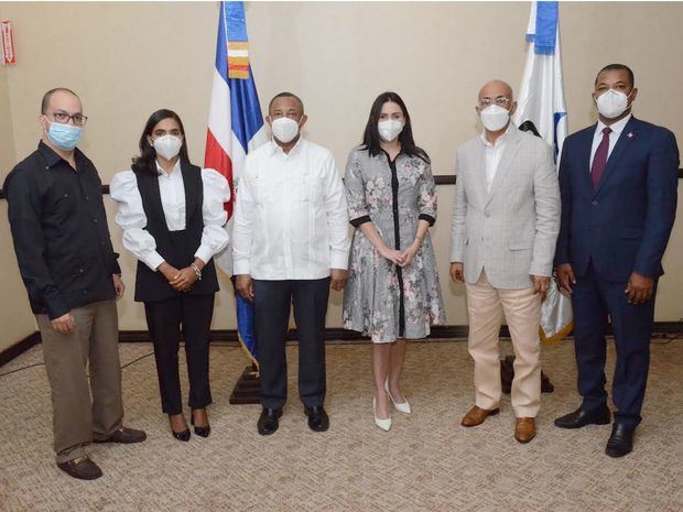 El gerente general del CNSS, Félix Aracena Vargas, la subgerente general del CNSS; Marilyn Rodríguez y el coordinador general, Juan Brito junto al coordinador técnico del CNSS, Jorge Alberto Santana; el director de pensiones, Bernardo Acevedo y asesora actuarial, Mariant Terrero quienes forman parte del equipo técnico de la entidad.