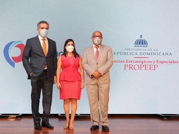 José Leonel (Neney) Cabrera de PROPEEP junto a Biviana  Riveiro Disla de Prodominicana y Alfredo Pacheco, Presidente de la Cámara de Diputado.