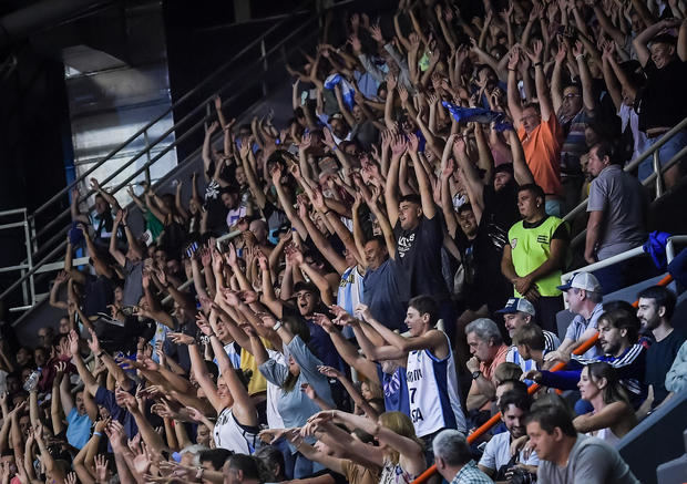 Fotografía cedida por Prensa de la Federación Internacional de Baloncesto de aficionados argentinos, durante un partido por la clasificación a la Copa Mundial de baloncesto, en el Polideportivo Islas Malvinas, en Mar del Plata, Argentina.