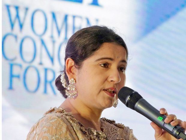 En la imagen un registro de la fundadora Foro Económico de Mujeres (WEF, en inglés), Harbeen Arora.