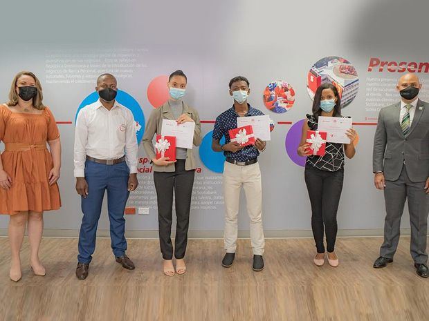 César Asiático, Director Ejecutivo de JA Dominicana, estudiantes Sol Angel Santana, Breiner Celestino, y Briandy Santillán y María Isabel Gruñón, Directora de RR.HH. y Servicios Administrativos de Scotiabank.