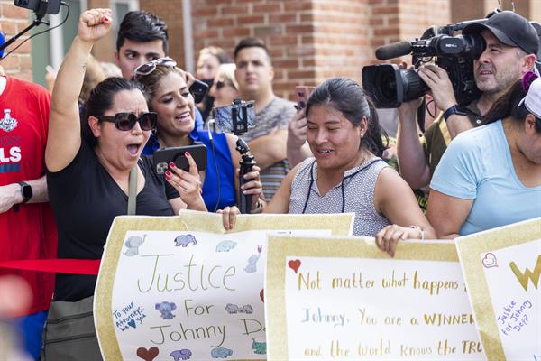 Los fanáticos del actor Johnny Depp reaccionan frente al juzgado de circuito del condado de Fairfax ante el veredicto en su caso de difamación contra el actor Amber Heard en Fairfax, Virginia, EE. UU., el 1 de junio de 2022. 