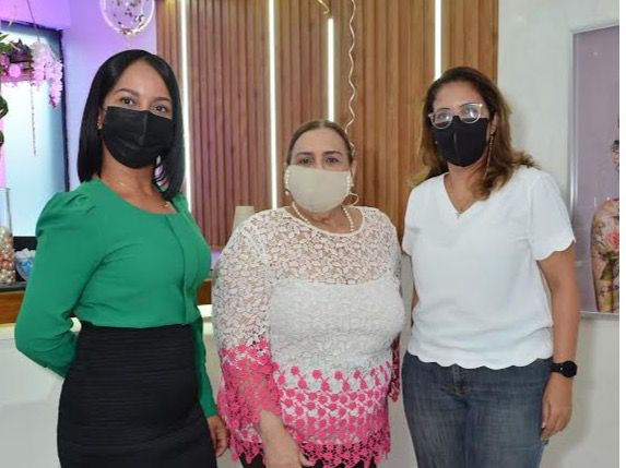 Santa Carrasco, Mirna Pimentel y Yira Soto Isa.