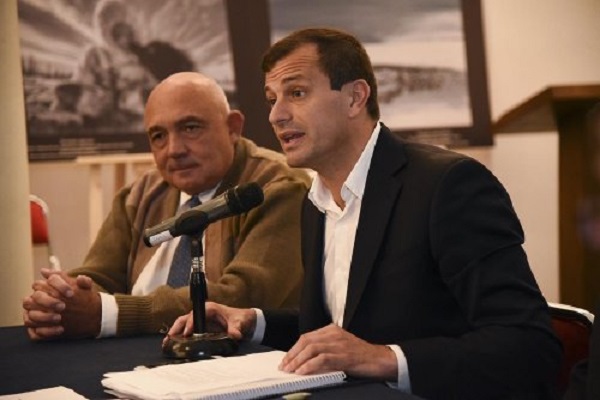 El investigador de la UJI, Juan Andrés Bort, junto al diputado Eduardo Bucca