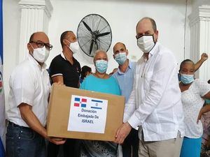 Embajada de Israel realiza donación de alimentos y otros artí­culos en los sectores La Cuaba, La Guáyiga y Sabana Perdida