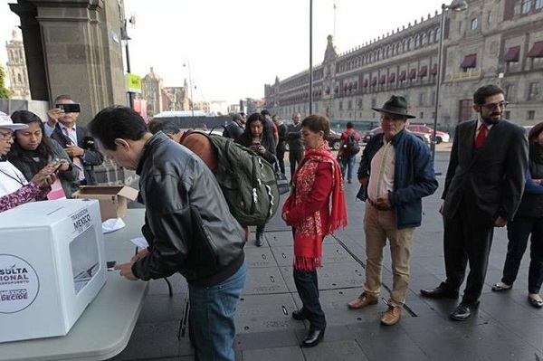 Ciudadanos participando en la consulta