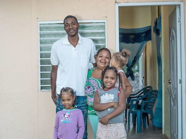 Familia impactada por Hábitat Dominicana.