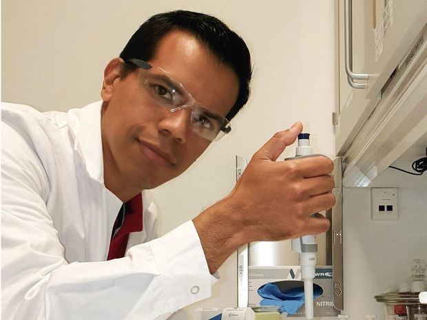 Fotografía de archivo personal que muestra al hondureño Matías Fúnez Maldonado, doctor en química, mientras trabaja el 13 de agosto de 2021, en un laboratorio de Oslo, Noruega.