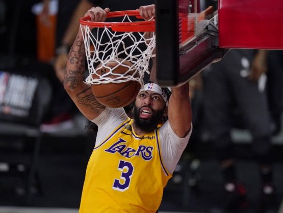 Los Lakers disponen del Heat y se llevan primer partido de la final.