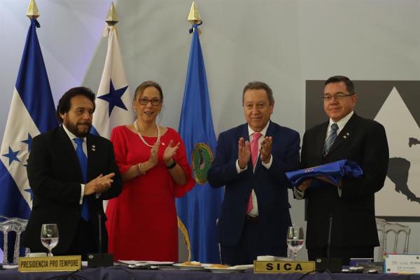 El vicepresidente de El Salvador, Félix Ulloa (i); el vicecanciller de El Salvador, Ana Geraldina Béneke (2-i); el secretario general del SICA, Vinicio Cerezo (d); y el subsecretario de Estado de Política Exterior de Honduras, José Barahona (d-2), este miércoles en la Cancillería salvadoreña. 