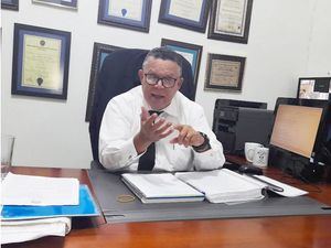 El expresidente del Colegio de Abogados favorece que la reforma a la Constitución se haga en favor del pueblo