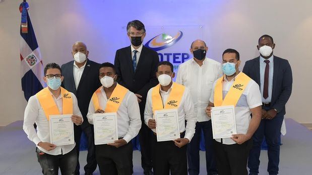 4 jóvenes recibieron los certificados en nombre del grupo de egresados.