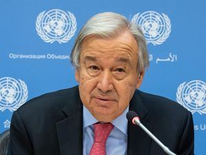 Fotografía cedida por la ONU donde aparece su secretario general, António Guterres, mientras informa a la Asamblea General sobre sus recomendaciones para avanzar en la agenda común y responder a los desafíos actuales y futuros