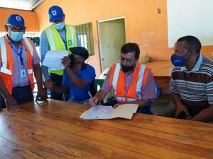 Olmedo Caba Romano en encuentro con arroceros del distrito municipal La Gina.