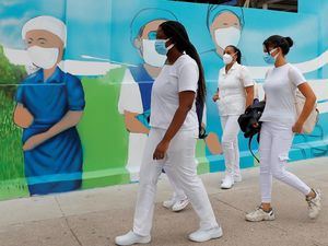 Varias enfermeras salen de un hospital de Tegucigalpa, Honduras.