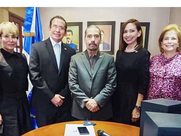 Rita Fernández, Rubén Peralta, Juan Pablo Uribe, Ligia Peralta y Patricia González.