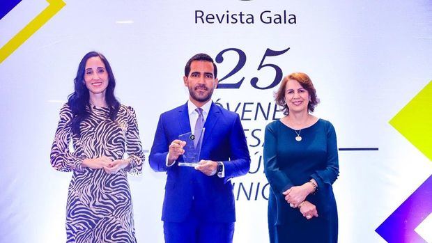 Grupo Editorial Gala premia a Luis Cruz.
