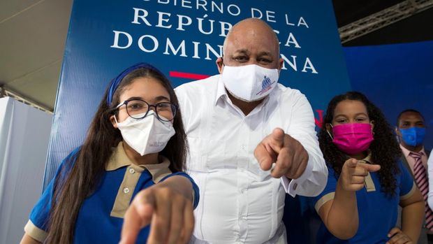 Fotografía de archivo en la que se registró al ministro de Educación de República Dominicana, Roberto Fulcar (c), quien afirmó que durante el año escolar que se iniciará el lunes próximo, el Ministerio distribuirá 'cientos de libros clásicos de la literatura universal a nivel nacional y miles de biblias'.