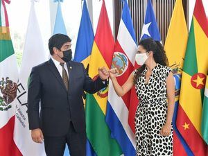 Presidente de Costa Rica, Carlos Alvarado (i), mientras saluda a la secretaria mexicana del Trabajo y Previsión Social, Luisa María Alcalde Luján.